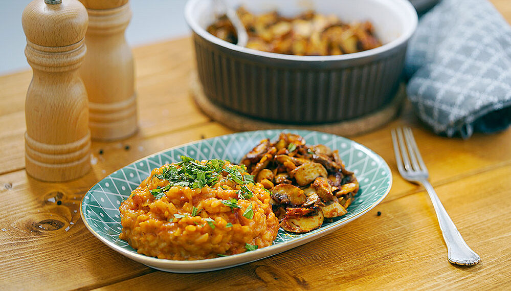 Ein Teller mit Tomaten-Risotto und Knoblauchpilzen