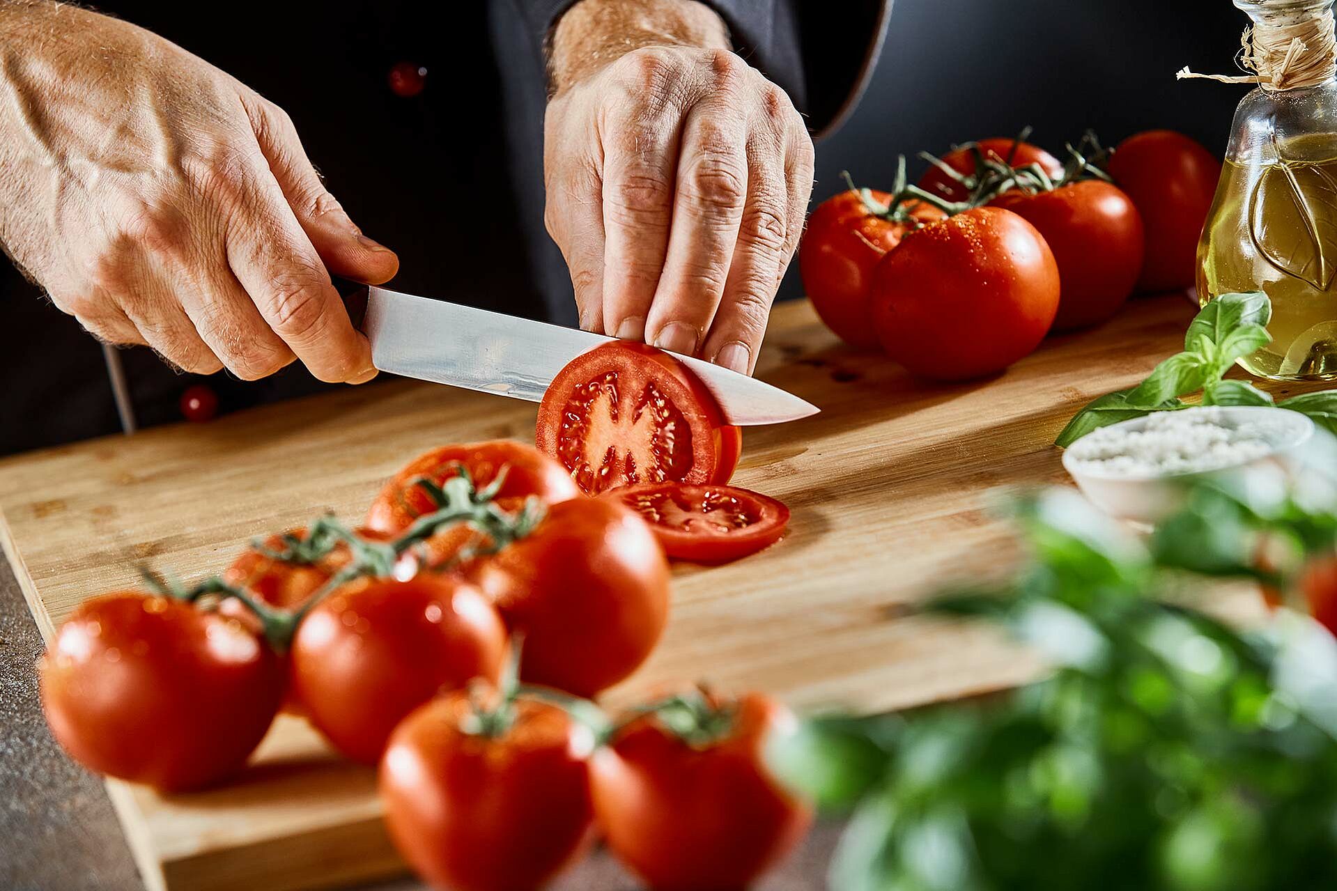 Tomaten werden geschnitten