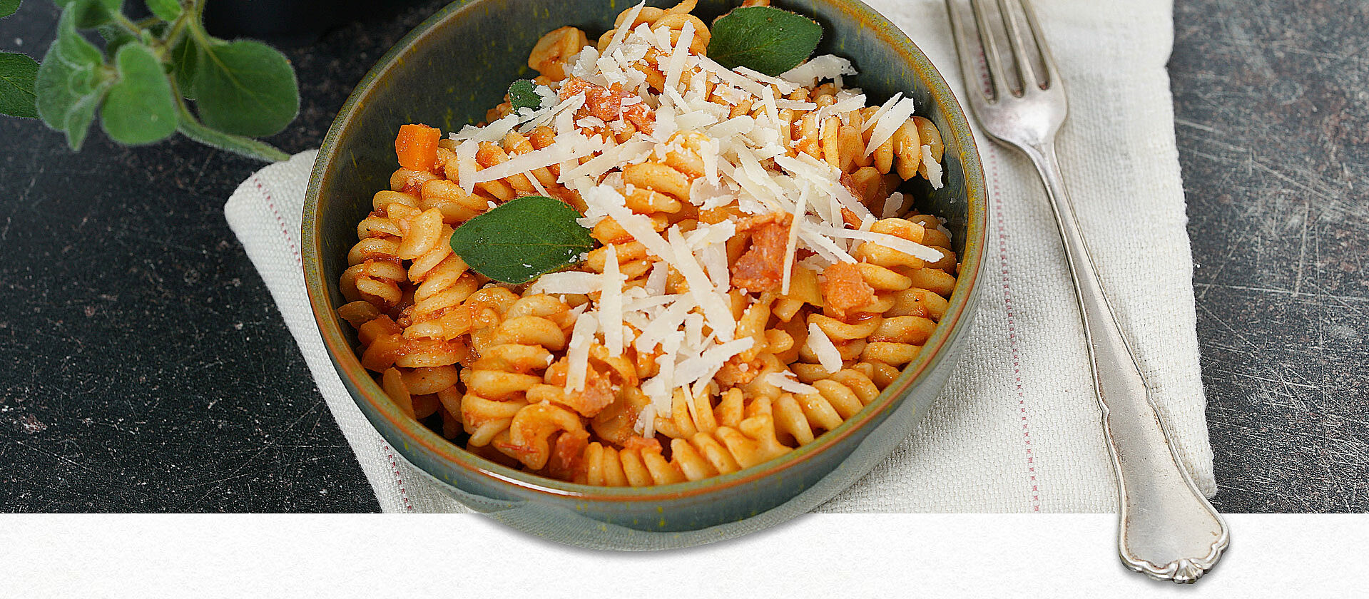 Teller mit Fusilli alla napoletana