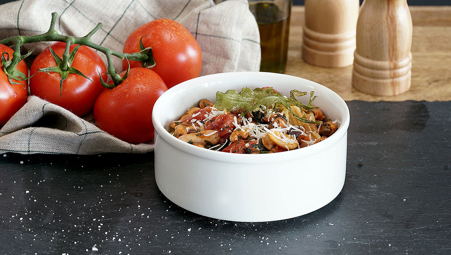 Mediterrane Pasta: Spaghetti mit Meeresfrüchten, Kirschtomaten und frittiertem Rucola