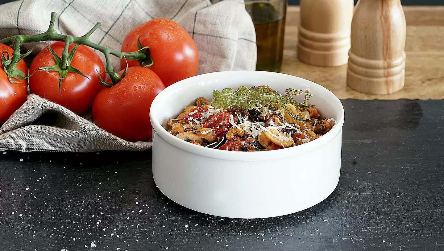 Mediterrane Pasta: Spaghetti mit Meeresfrüchten, Kirschtomaten und frittiertem Rucola