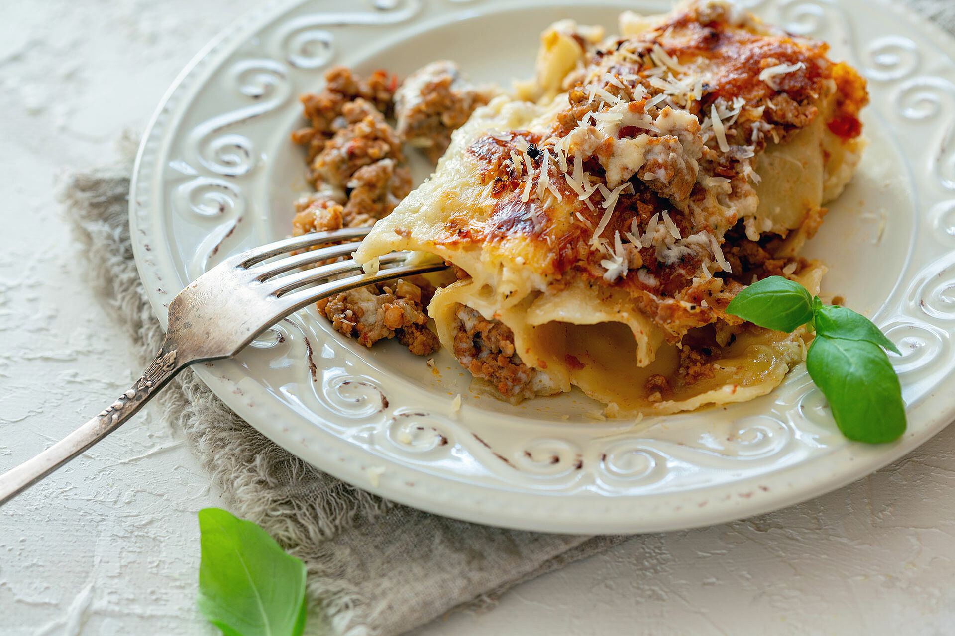 Cannelloni alla Bolognese auf einem Teller