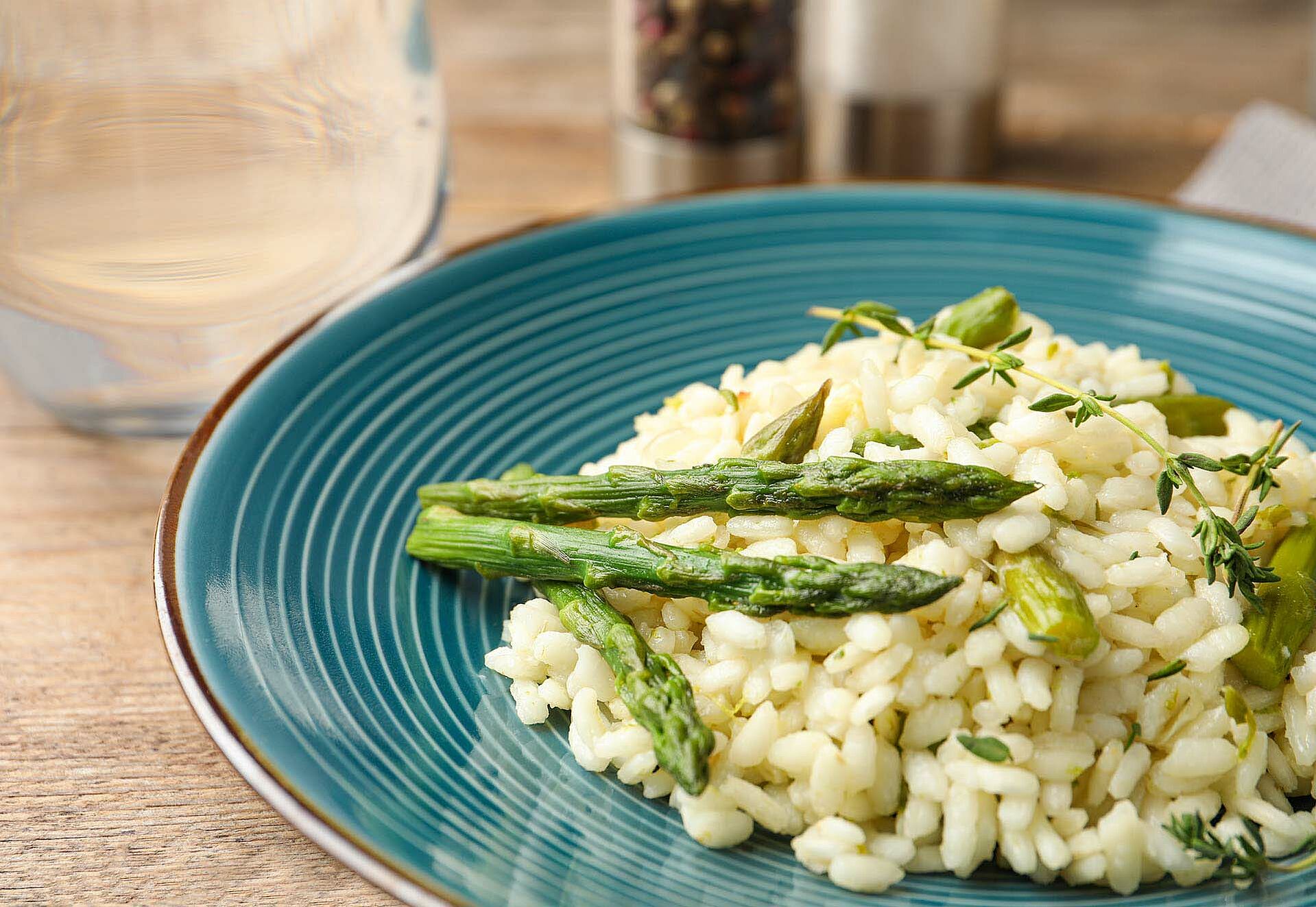 Risotto mit grünem Spargel auf einem Teller