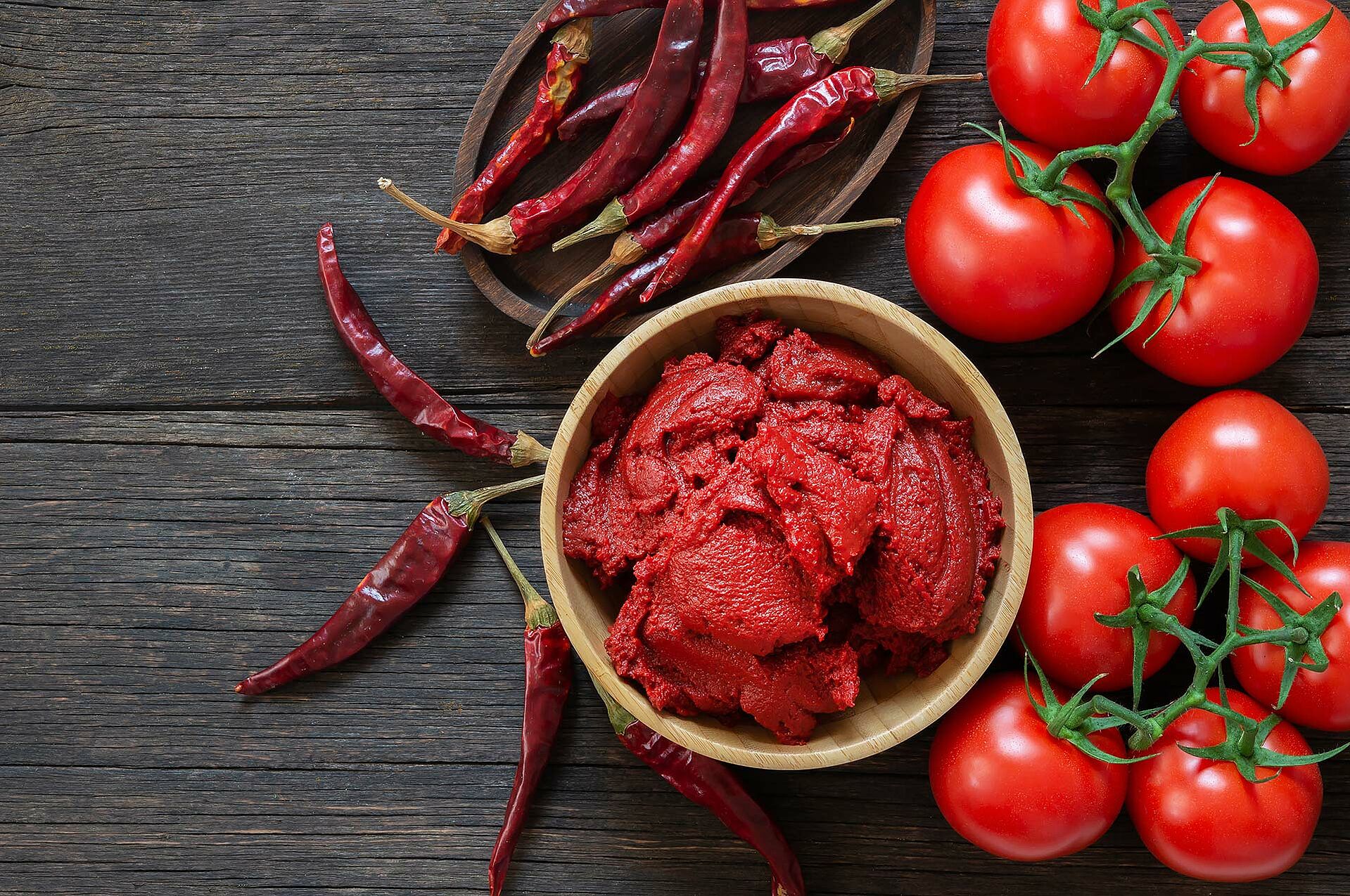 Tomatenmark mit Chilischoten auf einem Tisch