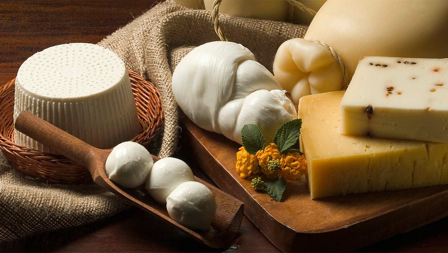 Verschiedene Käsesorten auf einem Tisch