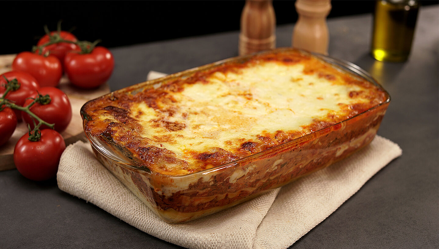 Eine klassische italienische Lasagne in einer Auflaufform