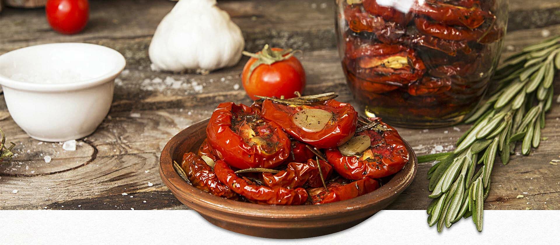 Eingelegte Tomaten mit Kräutern