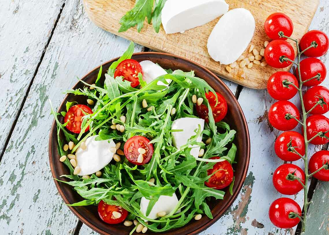 Rucola mit Tomate und Mozzarella in einer Schale