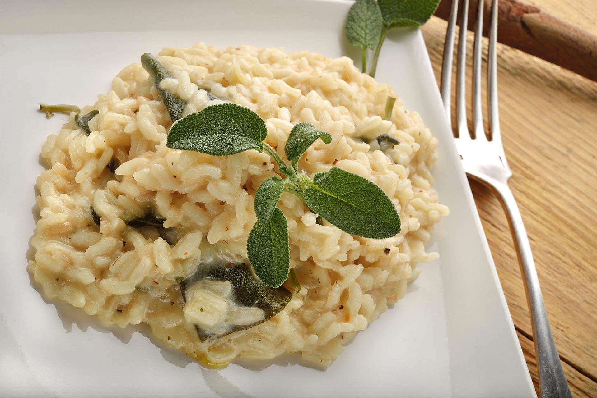 Risotto mit Salbei auf einem Teller