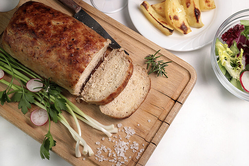 Ein Holzbrett mit italienischem Hackbraten
