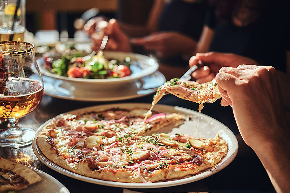 Pizza auf einem Teller