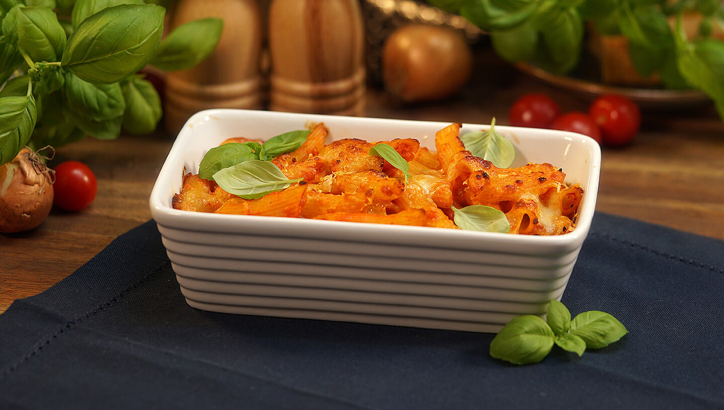 Penne in einer Auflaufform überbacken mit Parmesan und Mozzarella