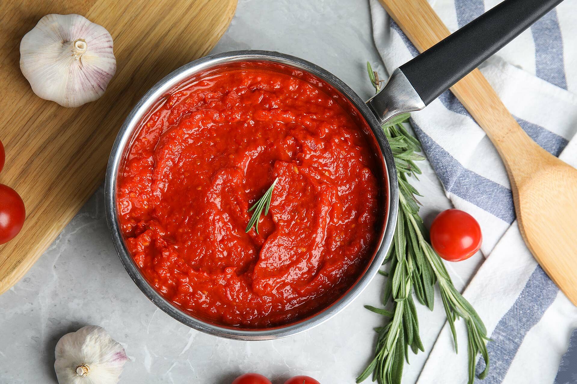 Tomatenmark in einer Pfanne auf einem Tisch