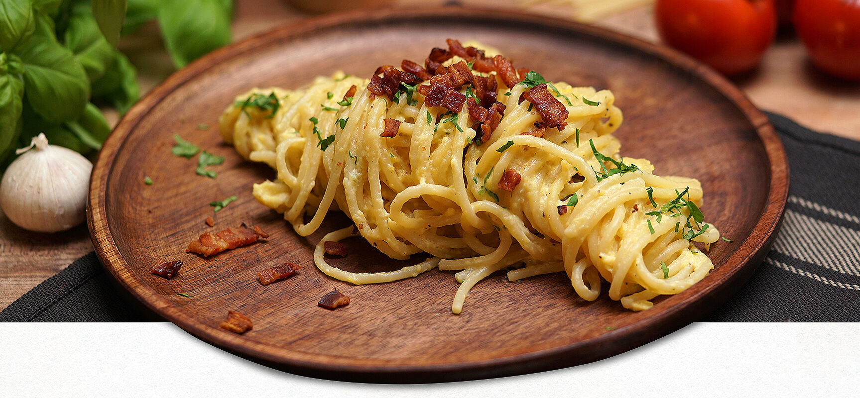 Original Spaghetti Carbonara auf einem Holzteller