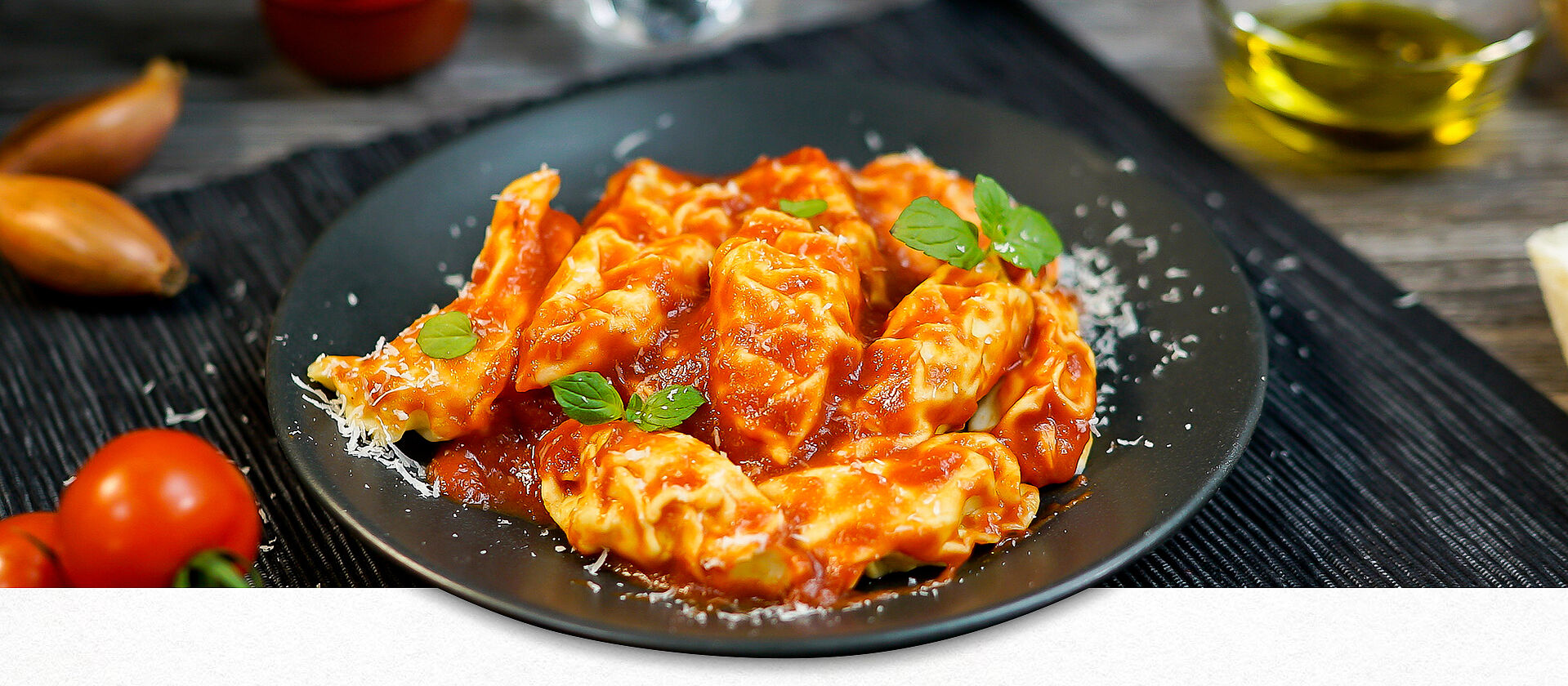 Ein Teller mit Culurgiones - sardischen Ravioli in Tomatensauce