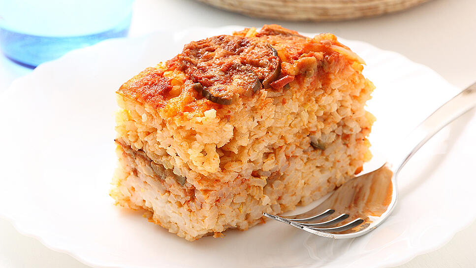 A serving of Reis al forno on a white plate
