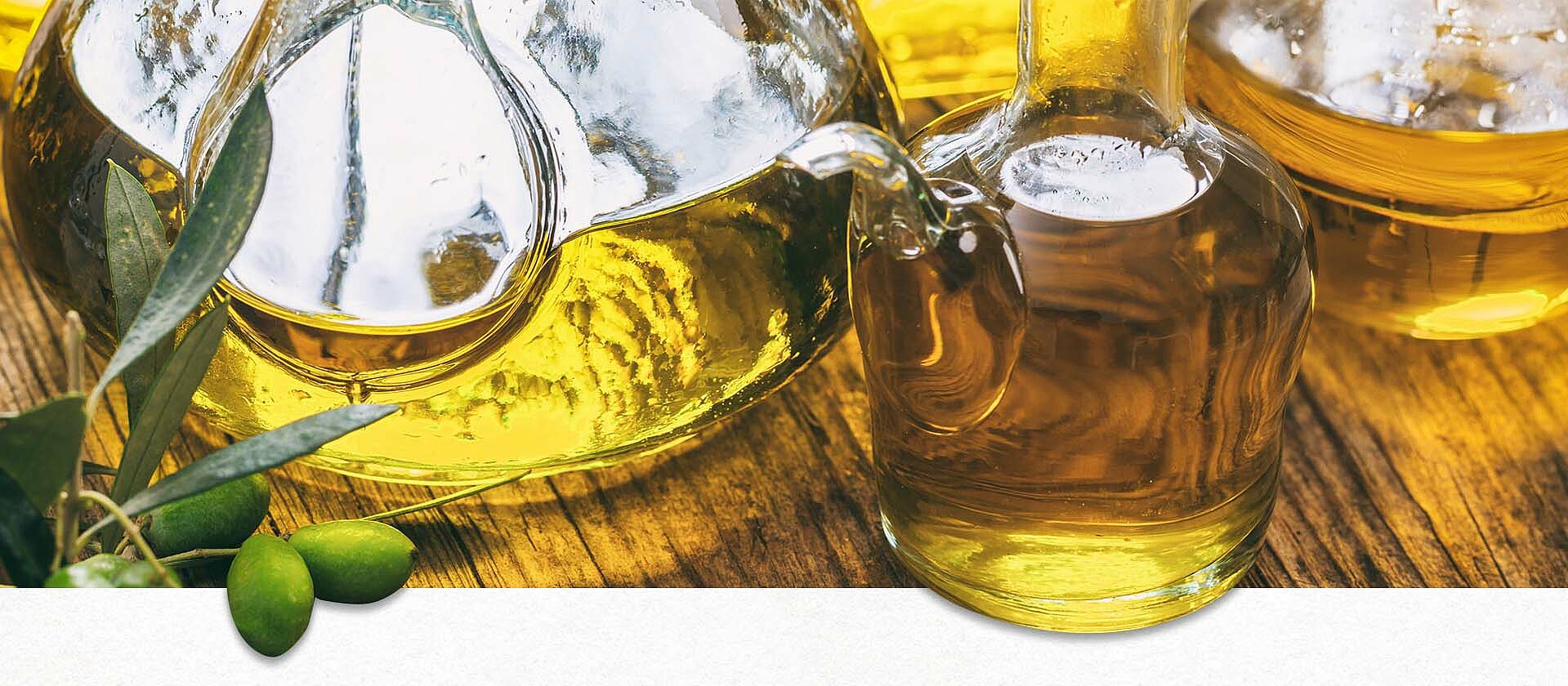 Olivenöl in Flaschen auf einem Tisch
