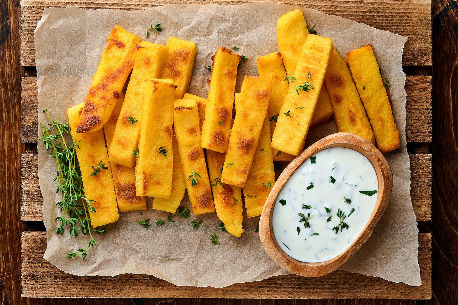 Polenta Schnitten mit einem Dip