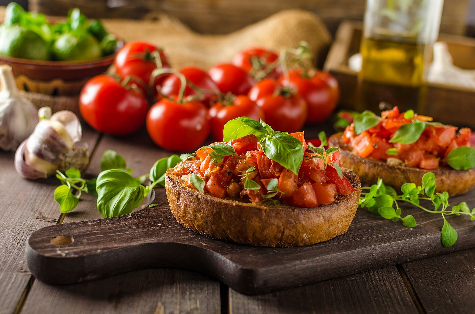 Bruschetta auf einem Holzbrett