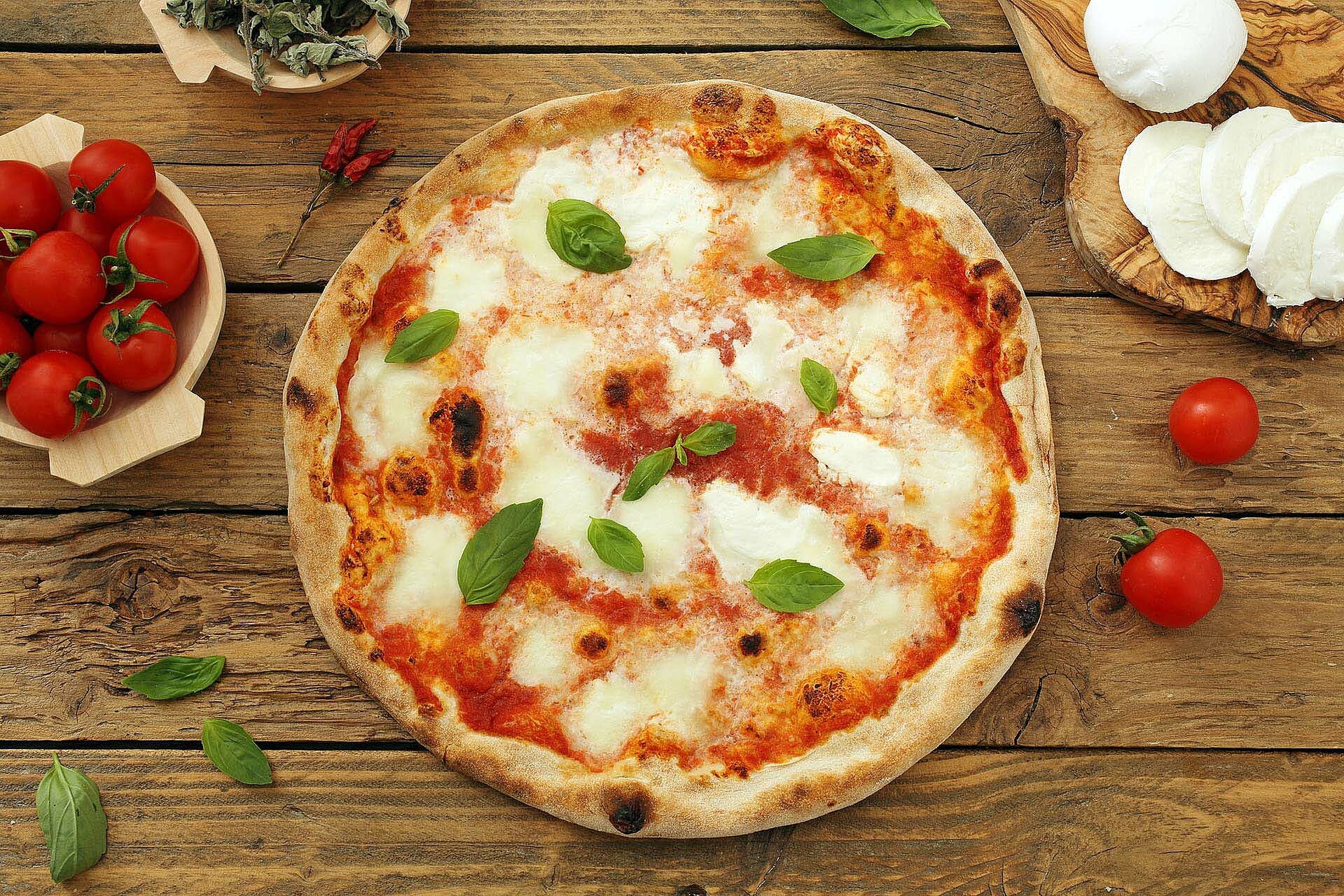 Pizza Margherita mit Mozzarella auf einem Tisch