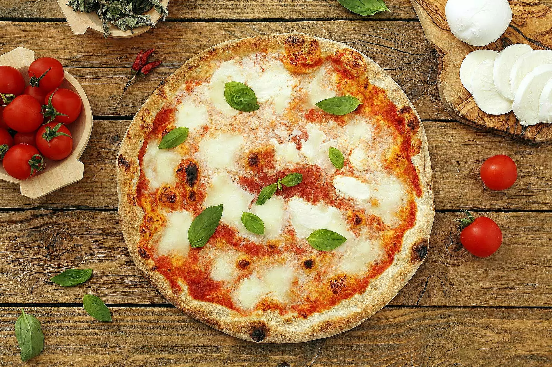 Pizza Margherita mit Mozzarella auf einem Tisch