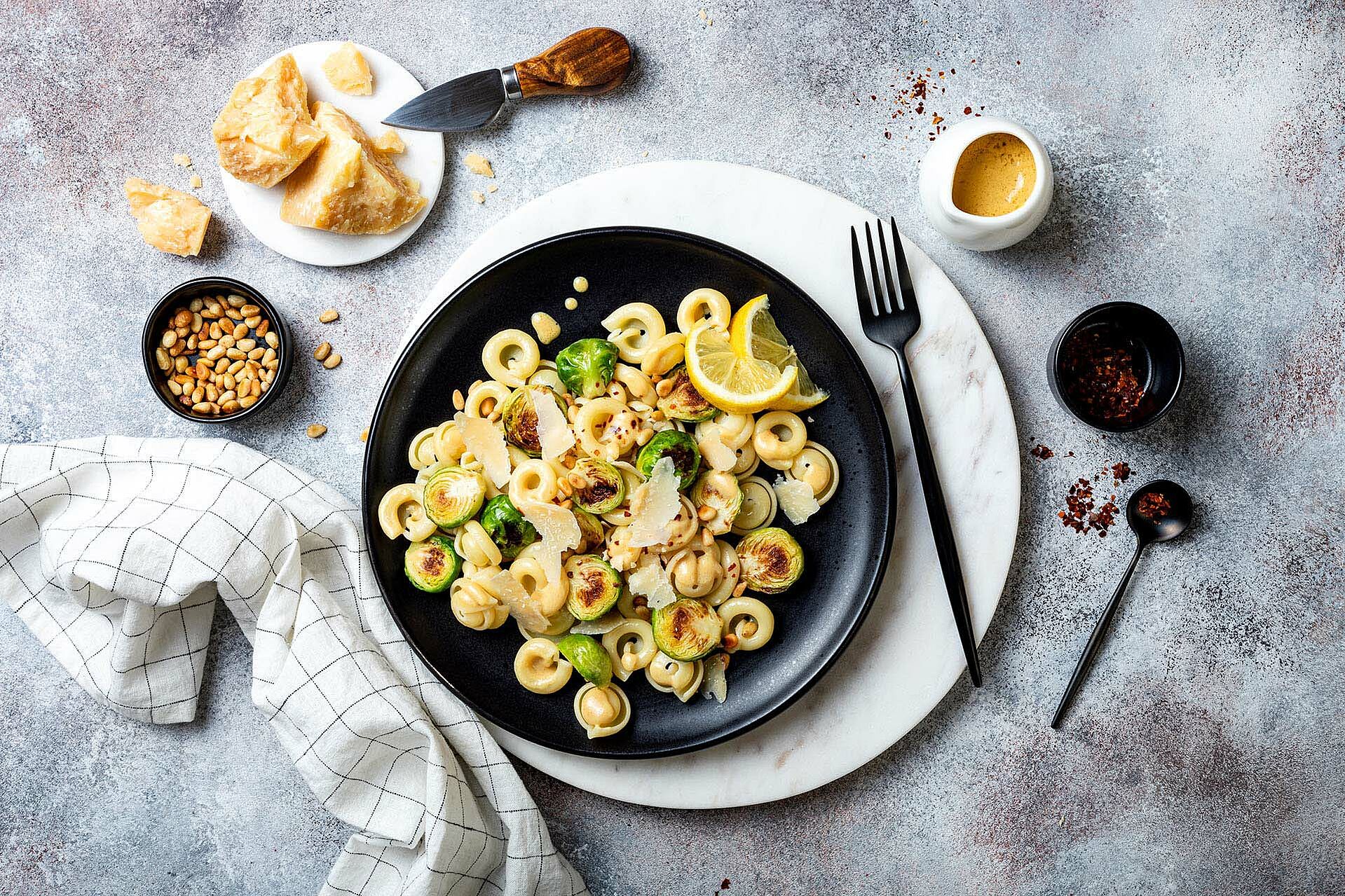 kleine Tortellini auf einem Teller