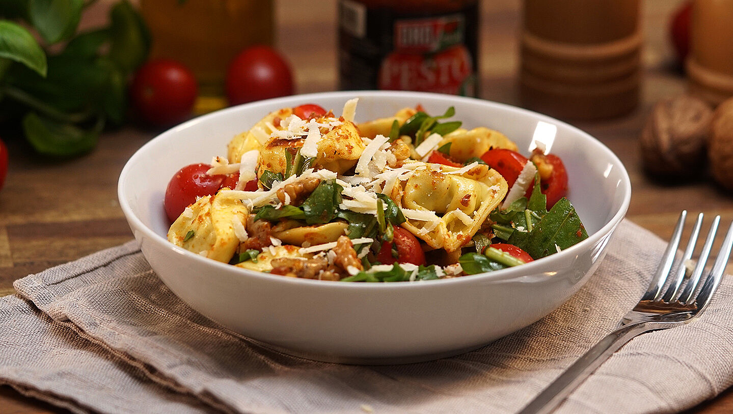 Eine Schüssel gefüllt mit Tortellini-Salat