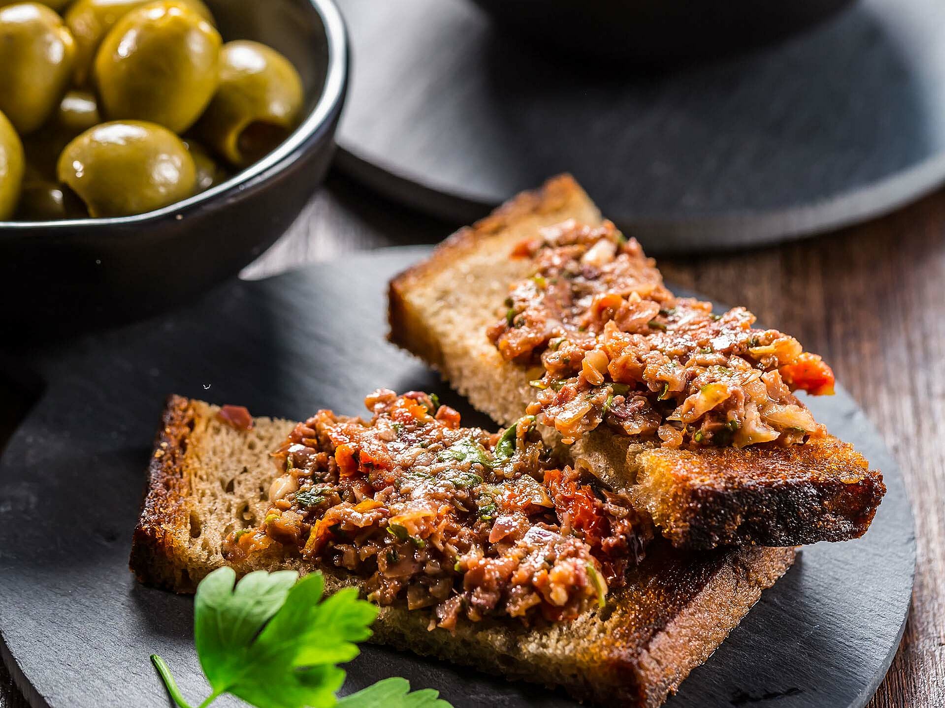 Geröstetes Brot mit einem Dip aus getrockneten Tomaten