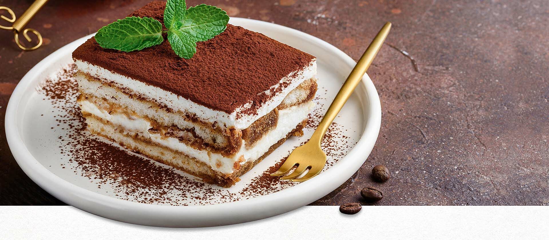 Tiramisu auf einem Teller angerichtet