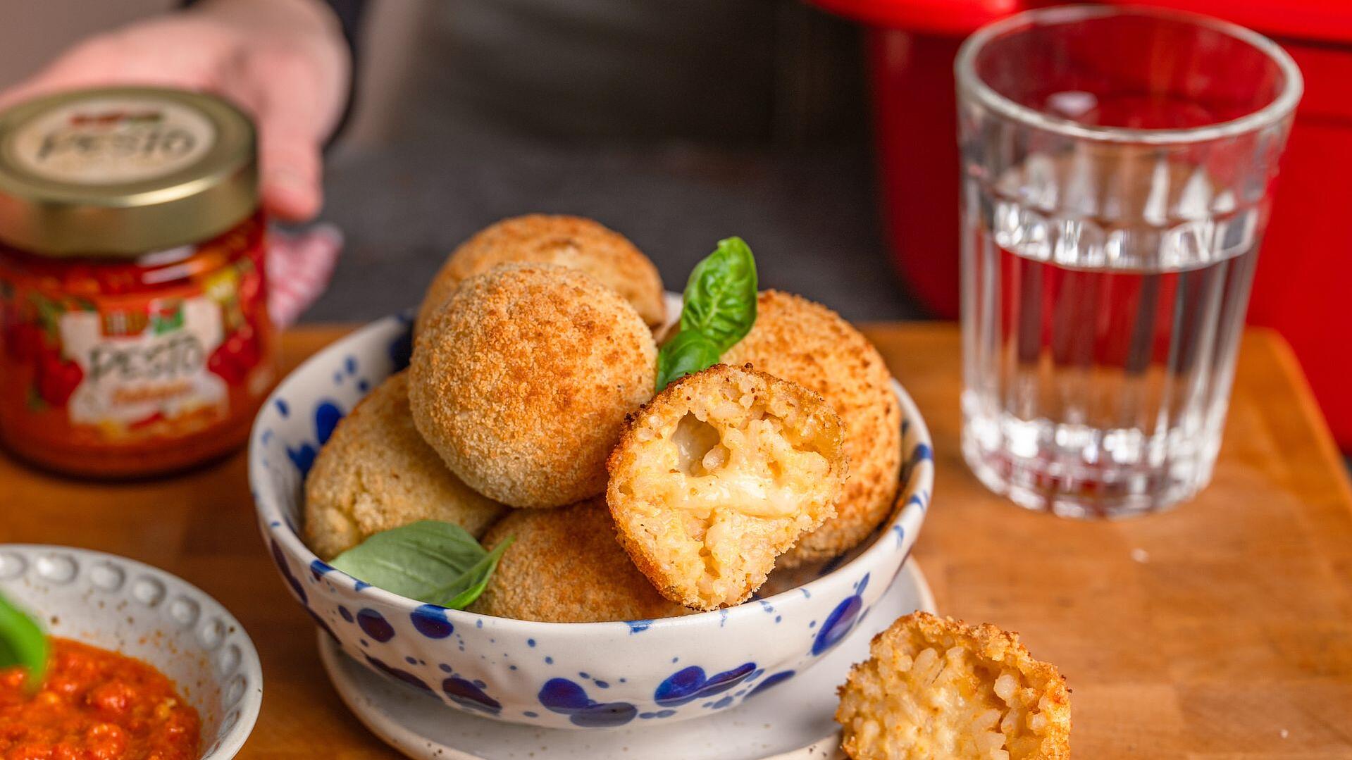 Pesto Arancini mit Mozzarella