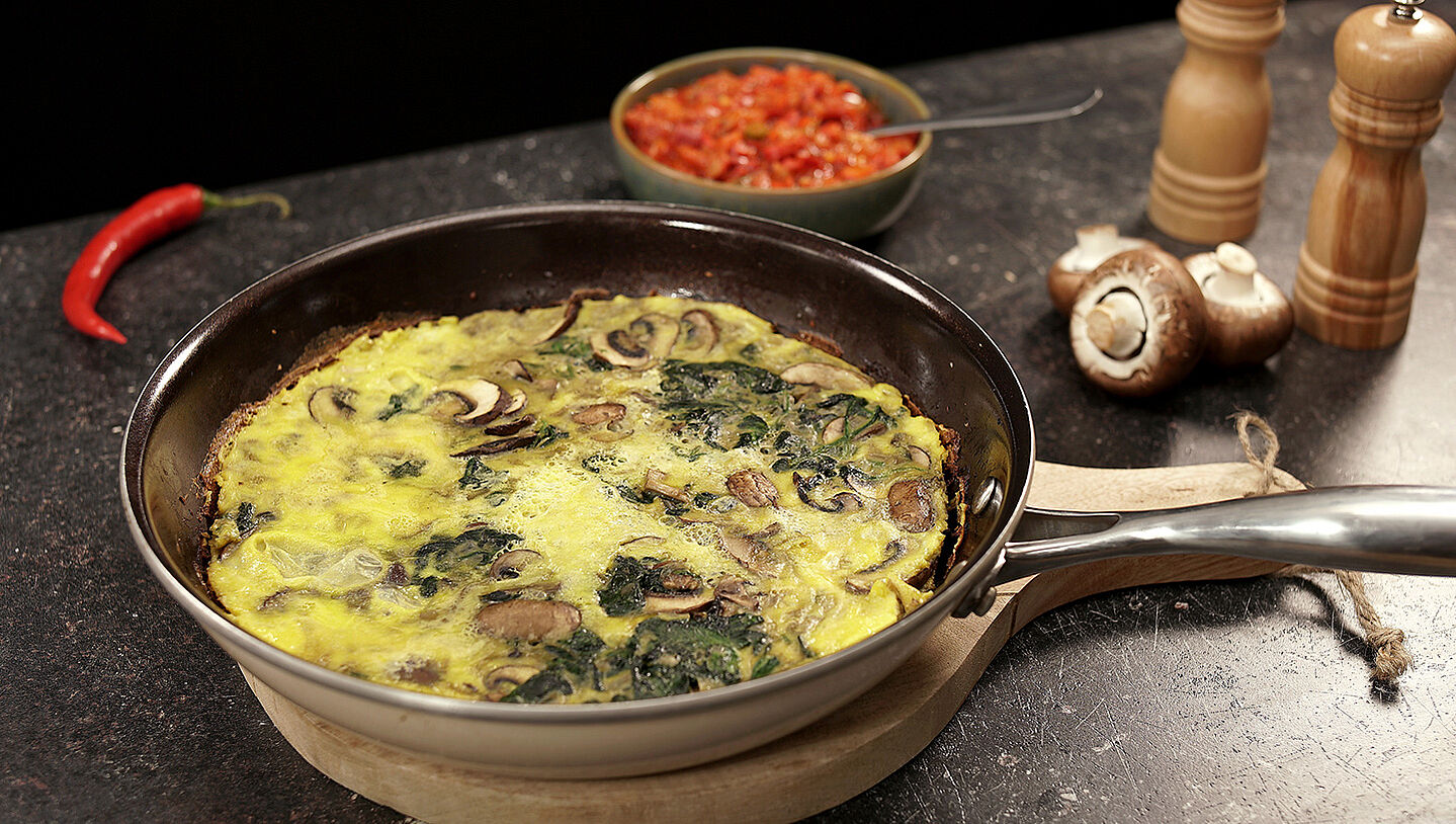 Eine Pfanne mit Spinat-Champignon Frittata