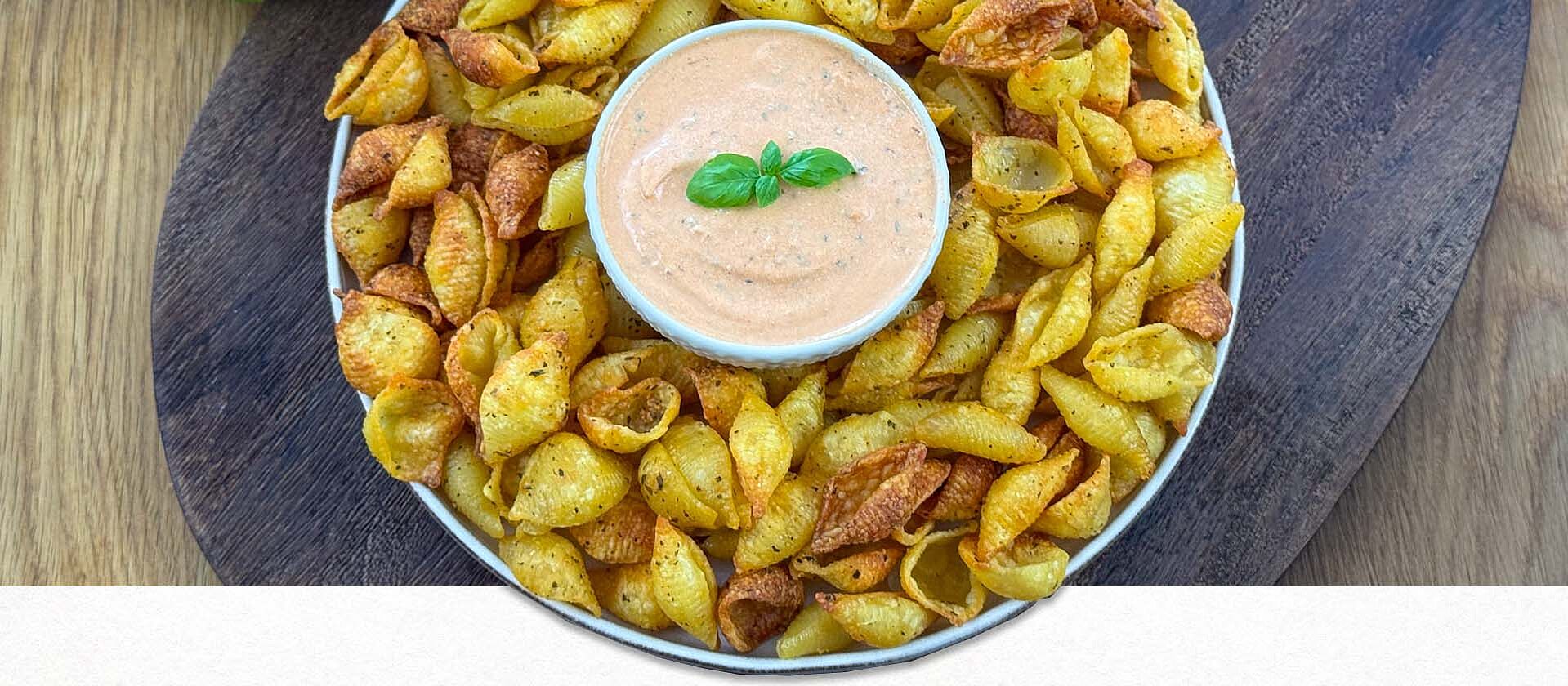 Pasta Chips mit cremigem Dip