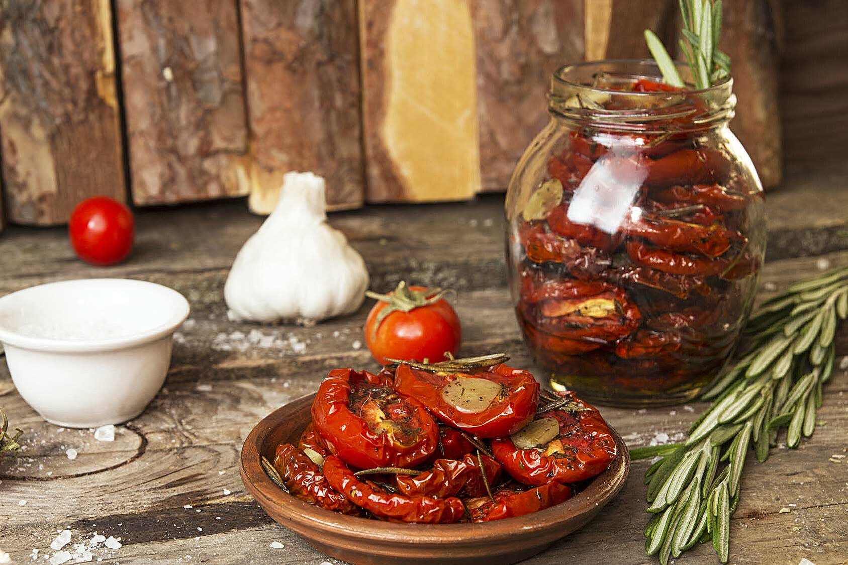 Eingelegte Tomaten in Schüssel