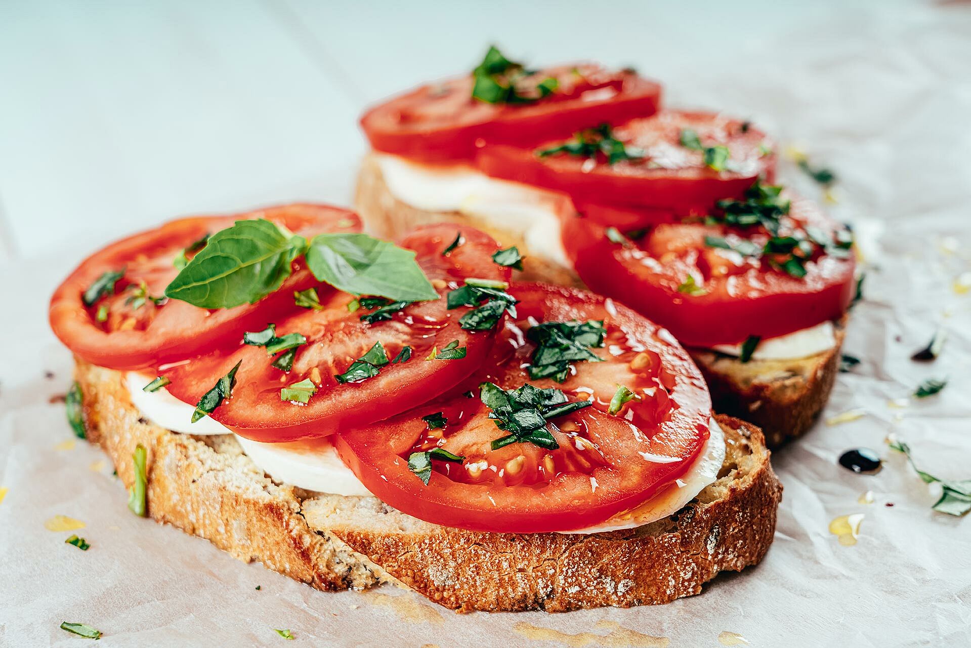 Caprese auf einer Brotscheibe