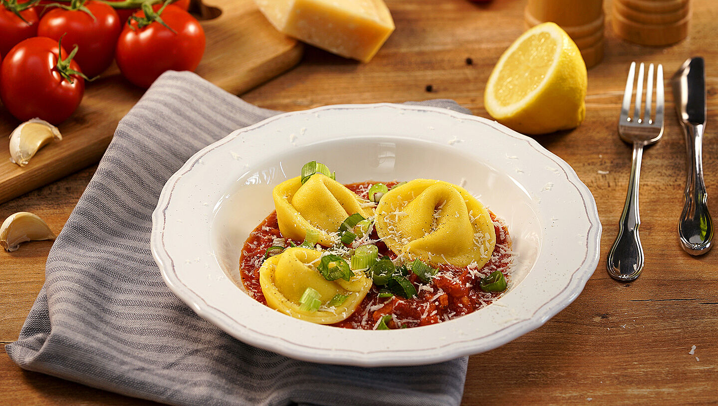 Tortellini in Tomaten-Bacon-Sauce