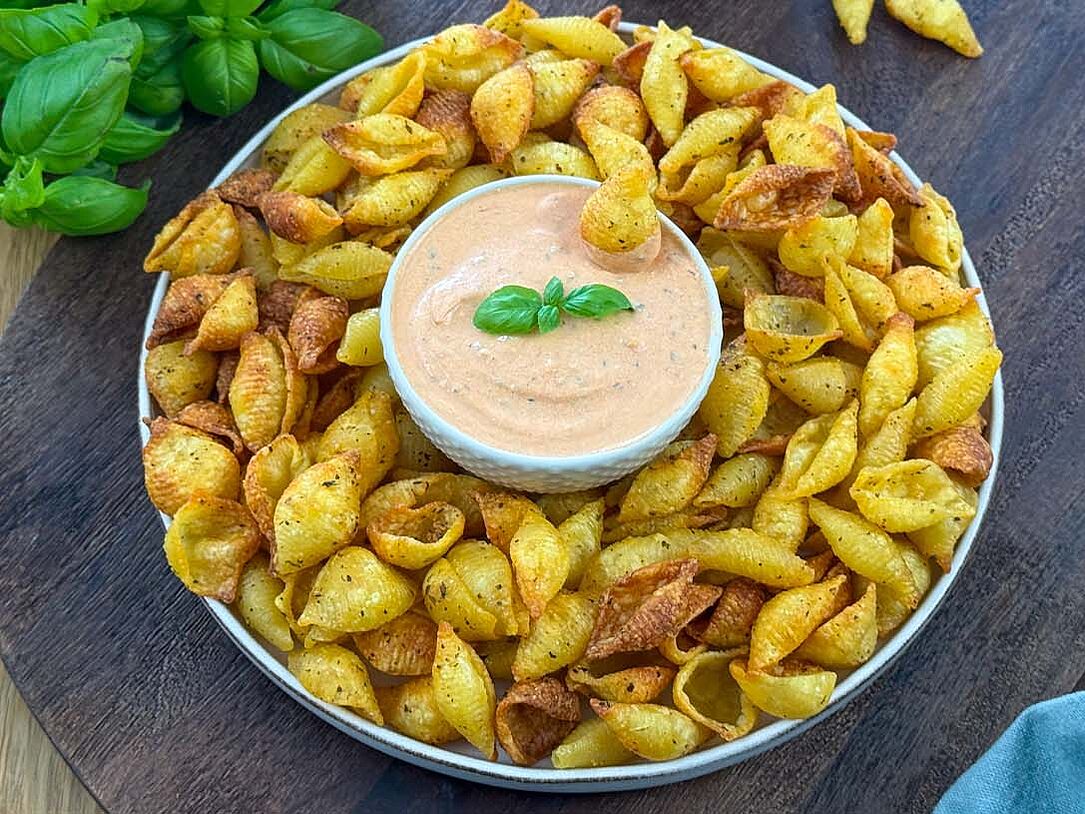 Pasta Chips mit cremigem Dip