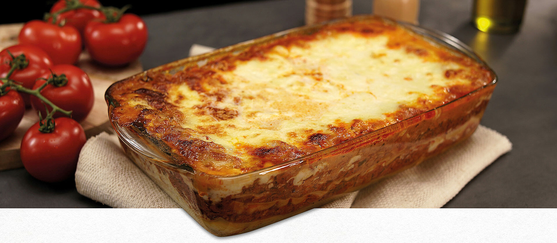 Eine klassische italienische Lasagne al forno in einer Auflaufform