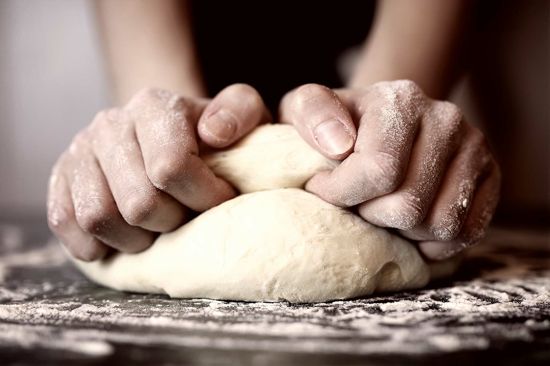 Pizzateig wird geknetet