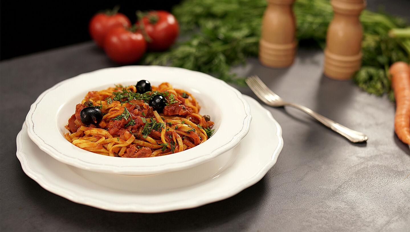 Ein Teller gefüllt mit Tagliarini und Salsiccia-Fenchel-Ragù