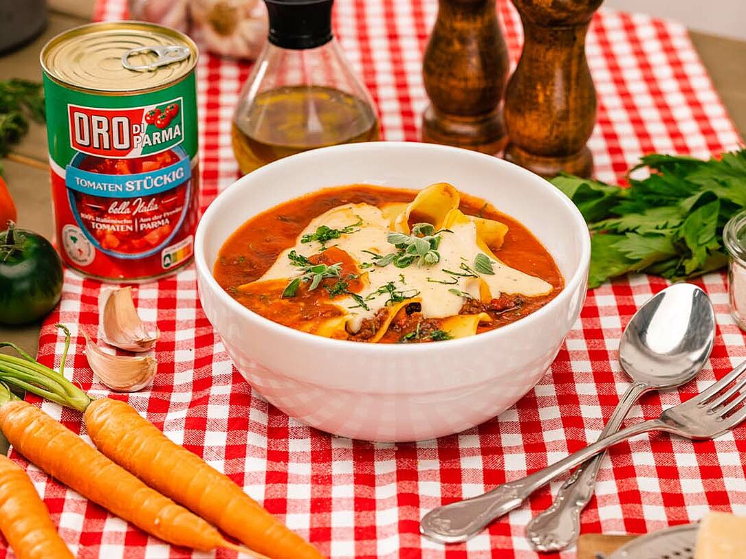 Lasagnesuppe im Teller mit Zutaten auf Tisch