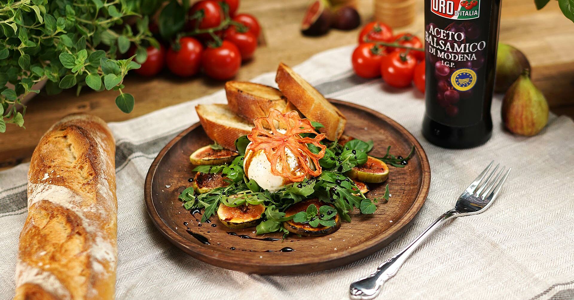Rucolasalat mit Burrata, Feigen und Tomatenchips | ORO di Parma