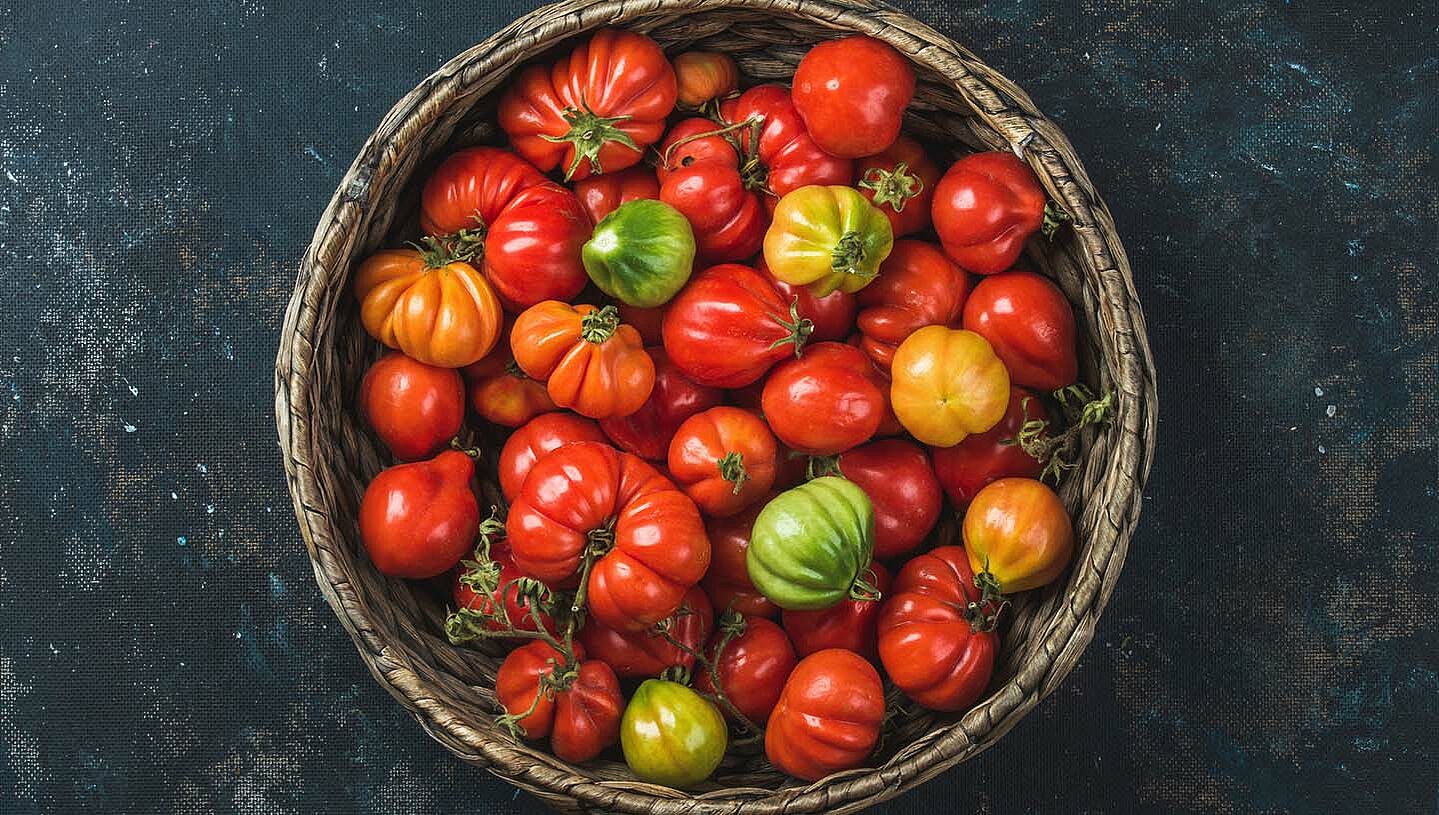 Lecker oder lasch? In unserem Einkaufstipp verraten wir dir, was du beim Kauf von Tomaten beachten solltest.