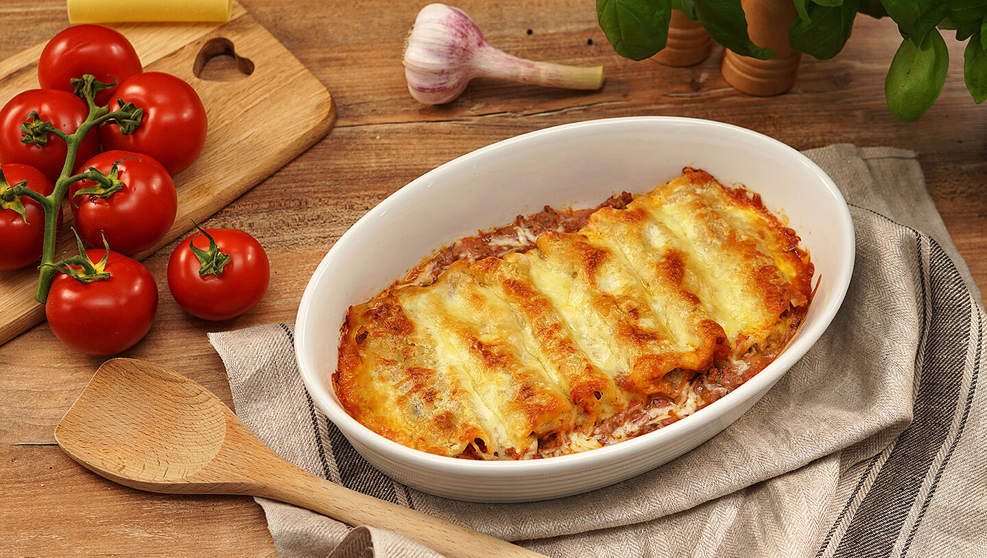 Cannelloni in einer Auflaufform mit Käse überbacken