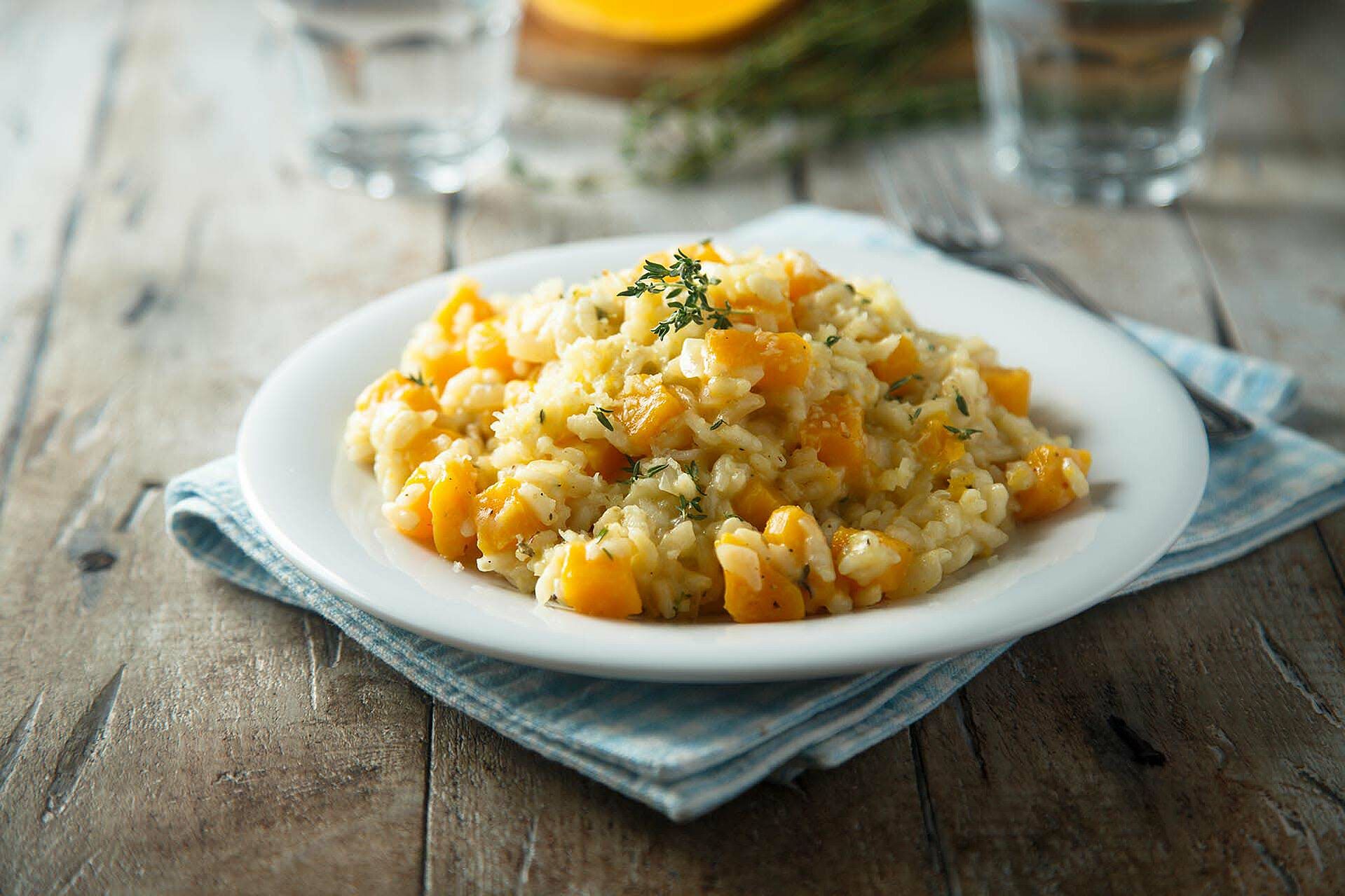 Risotto mit Kürbis auf einem Teller