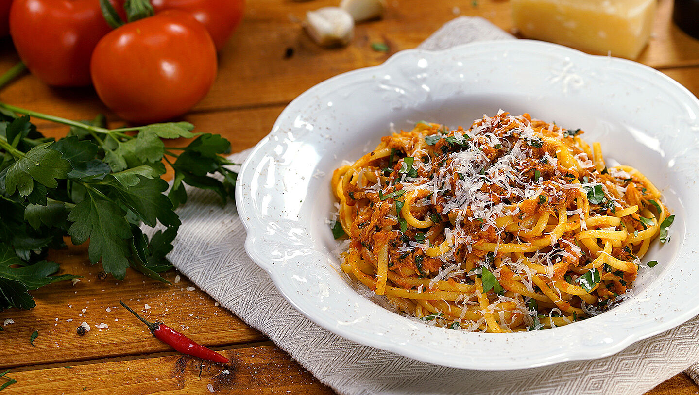 Linguine in würziger Tomaten-Gemüsesauce mit Thunfisch und Sardellen