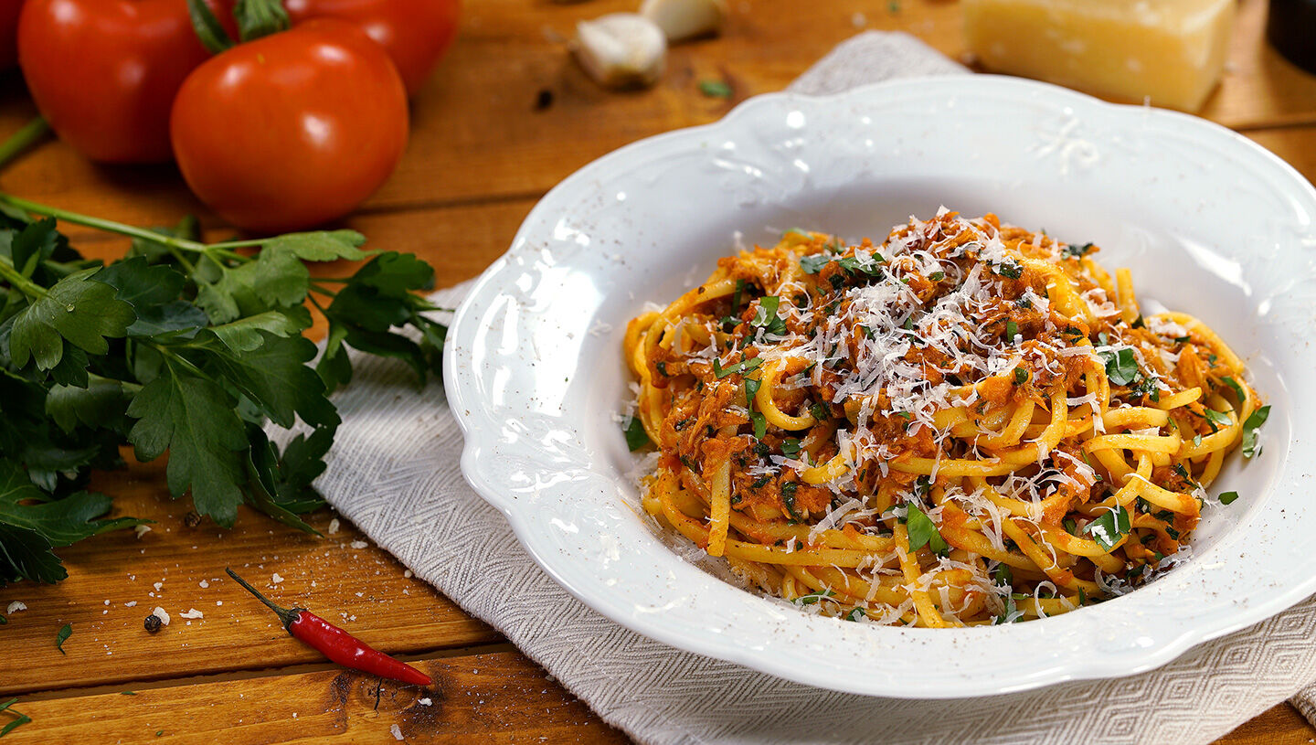 Linguine in Tomatensauce mit Thunfisch und Sardellen | ORO di Parma