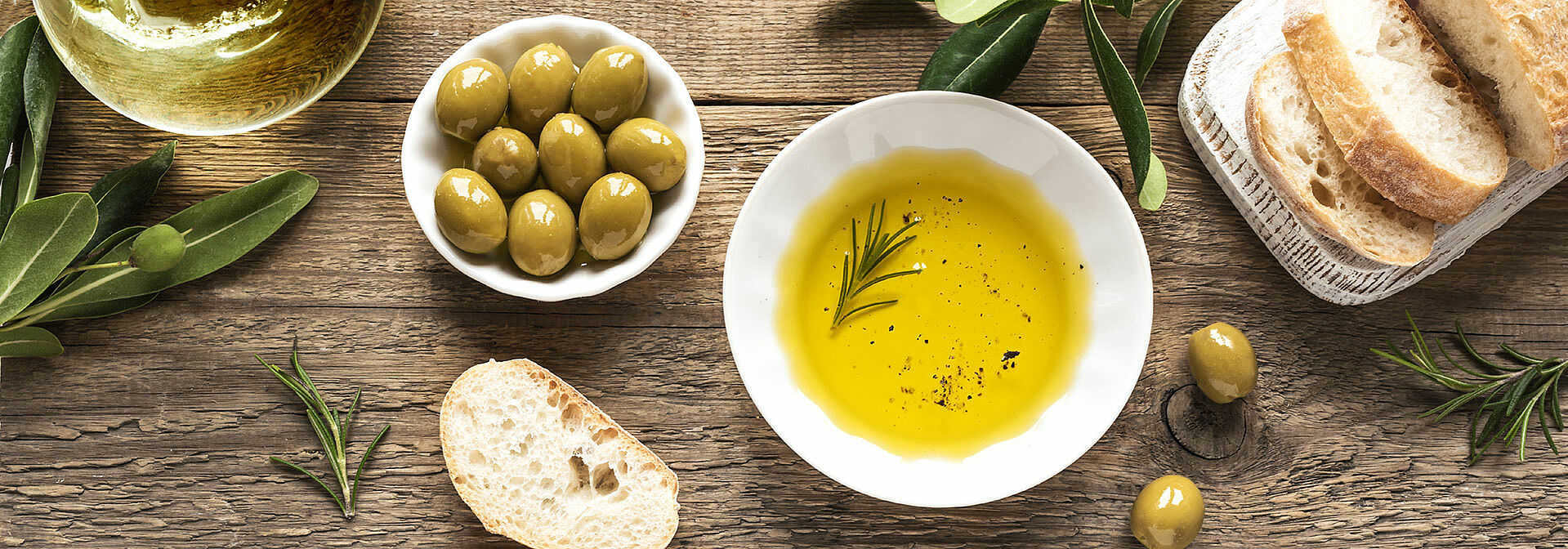 Olivenöl und Brot auf einem Tisch