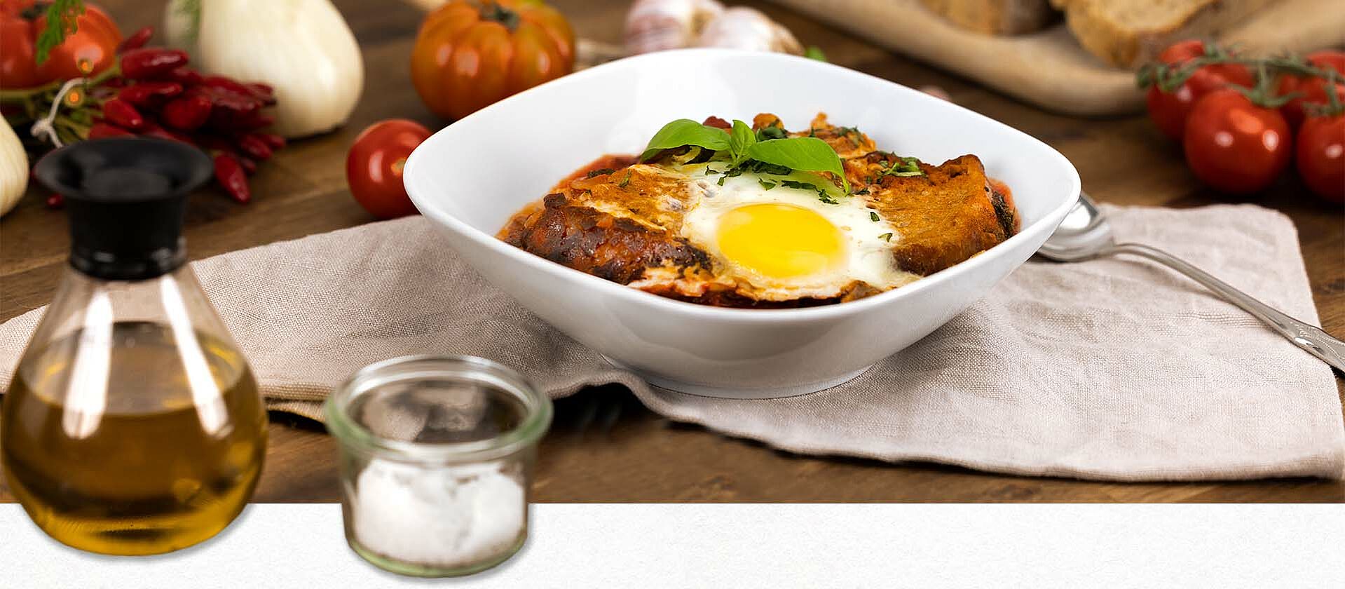 Italienische Brotsuppe im Teller auf einem Tisch