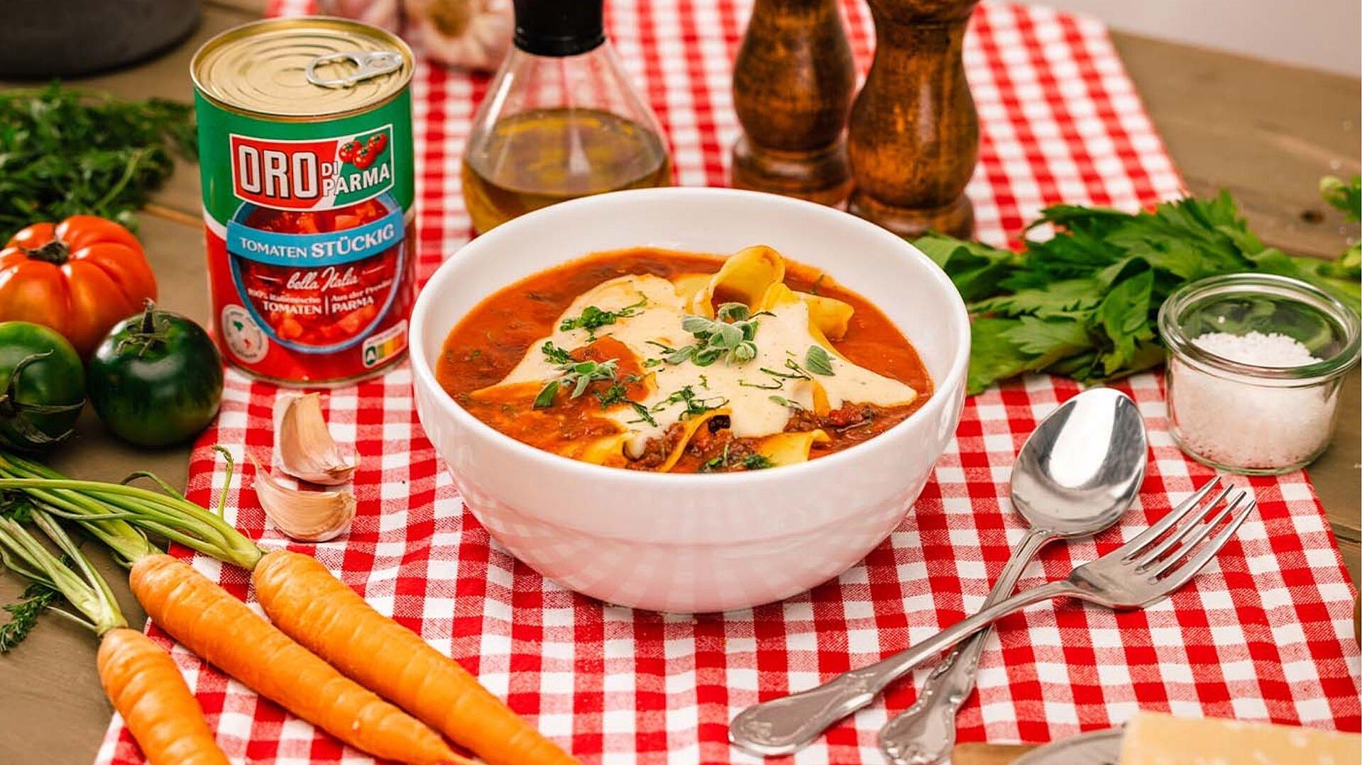 Lasagnesuppe im Teller mit Zutaten