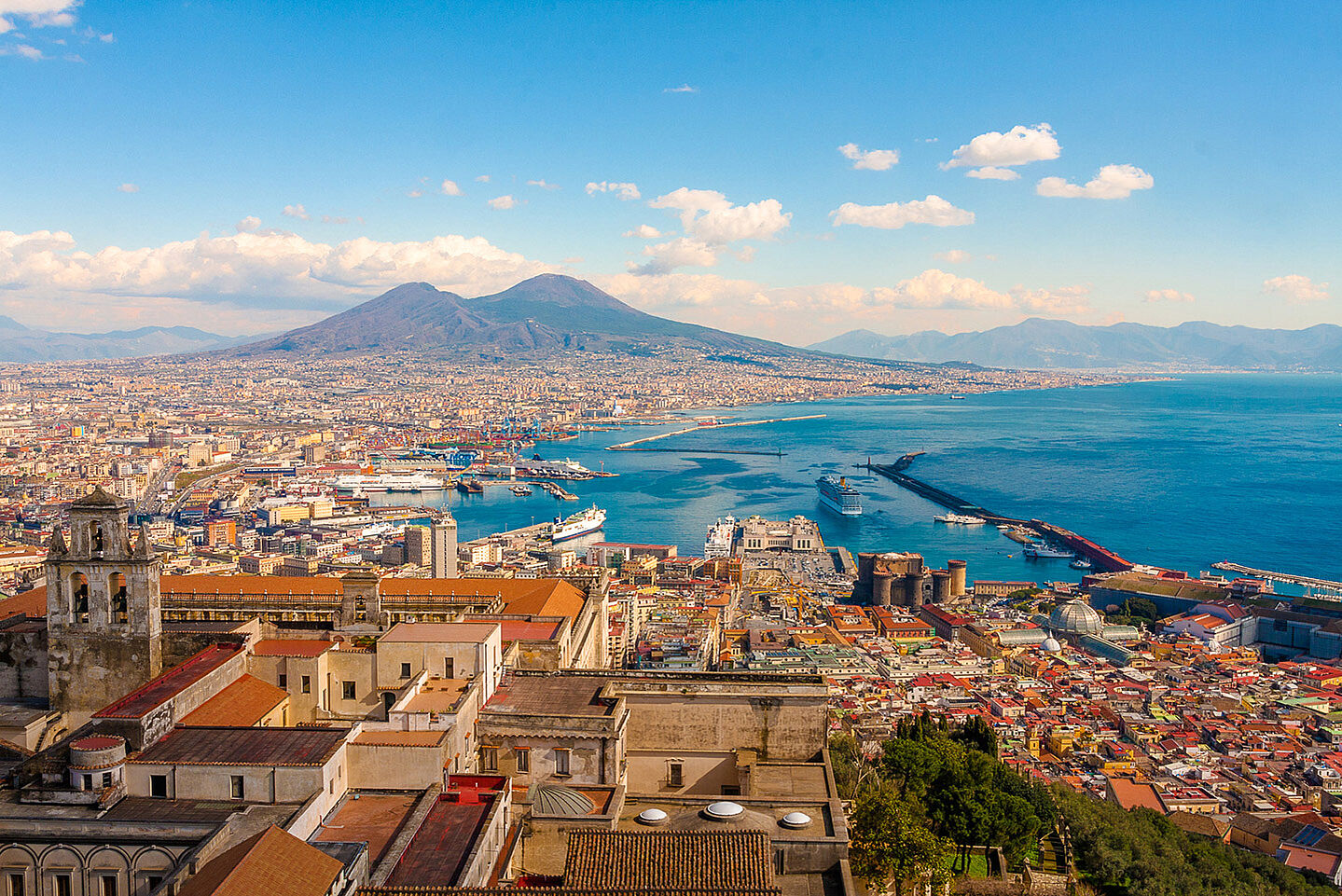 Panoramasicht auf Neapel mit dem Vulkan im Hintergrund